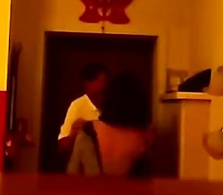 Жена наблюдает через скрытую камеру как муж изменяет с любовницей
