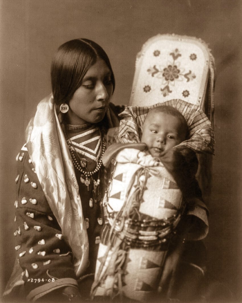 a-mother-and-child-of-the-crow-tribe-in-1908