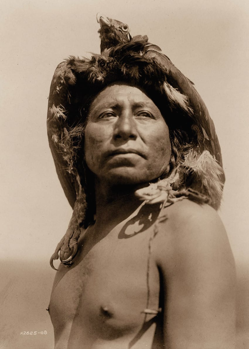 an-apsaroke-shaman-in-1908