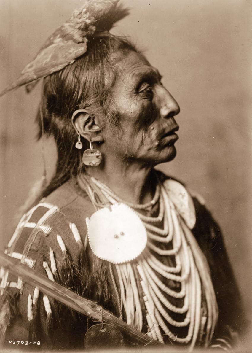 medicine-crow-of-the-apsaroke-tribe-in-1908