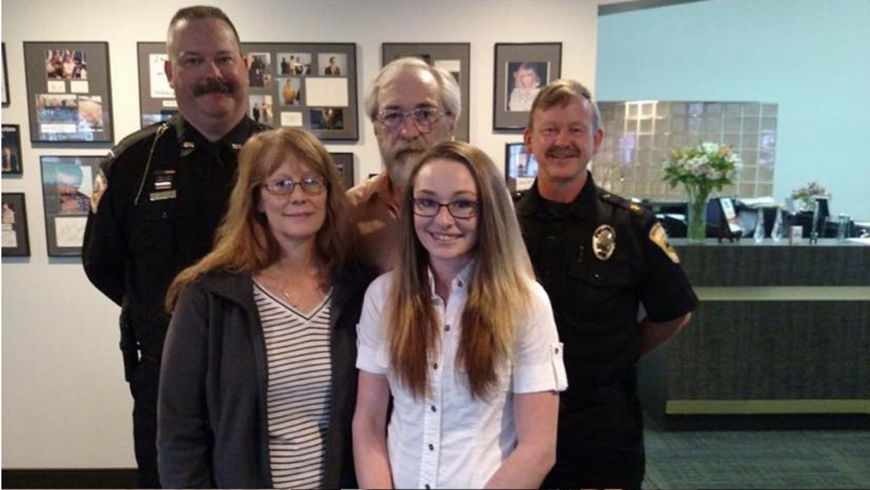 Restaurant Server Paid Lunch Of 9 Police Officers After She Found Out ...