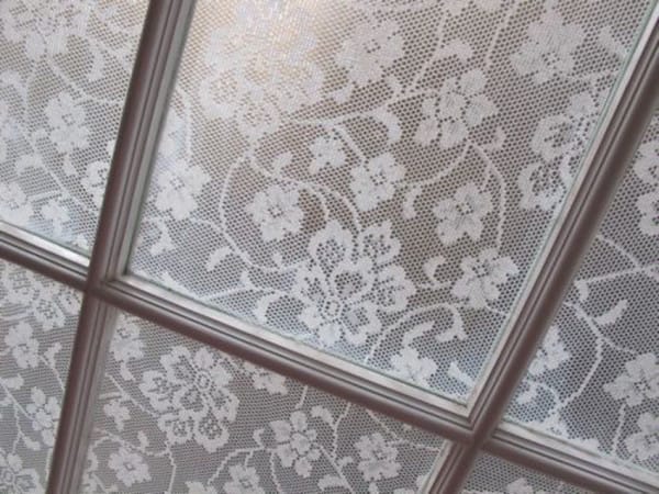 https://annabelvita.com/2013/04/18/lace-window-treatment-with-cornflour/