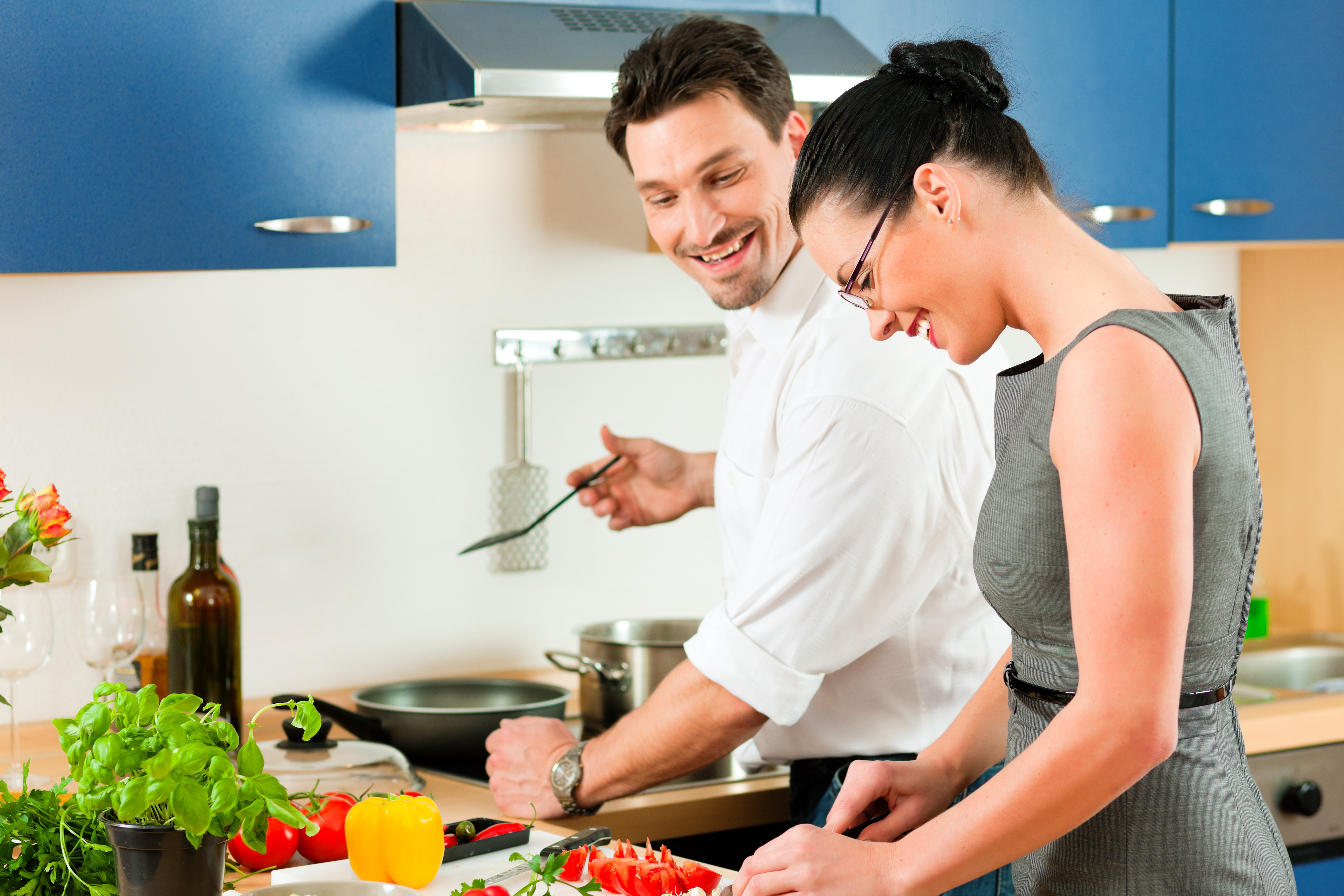 Подготовка к ужину. Мужчина и женщина на кухне. Готовка мужчина и женщина. Совместная готовка. Мужчина и женщина на кухне едят.