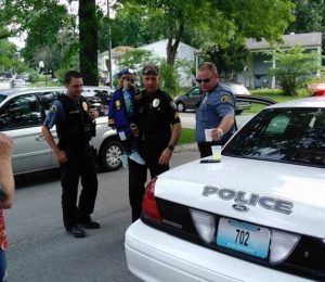 cops-hear-about-little-girl-s-empty-lemonade-stand-decides-to-turn-her-day-upside-down-22659-2