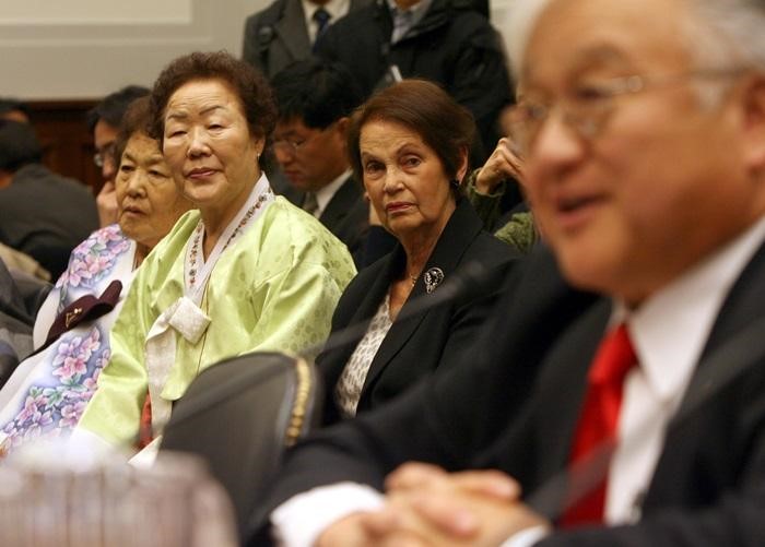 미 의회 공개 청문회 당시, 이용수, 고(姑) 김군자, 얀 러프 오헤른 할머니