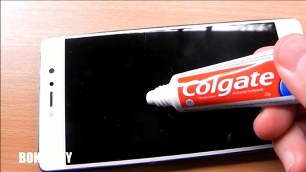 6-toothpaste-life-hacks-you-should-know-mp4_20170928_113725-419
