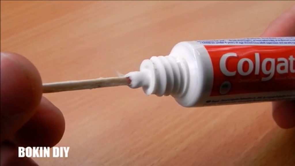 6-toothpaste-life-hacks-you-should-know-mp4_20170928_113941-823