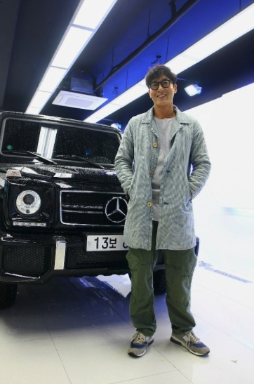 배우 김주혁씨가 생전 자신의 차 앞에서 찍은 사진.