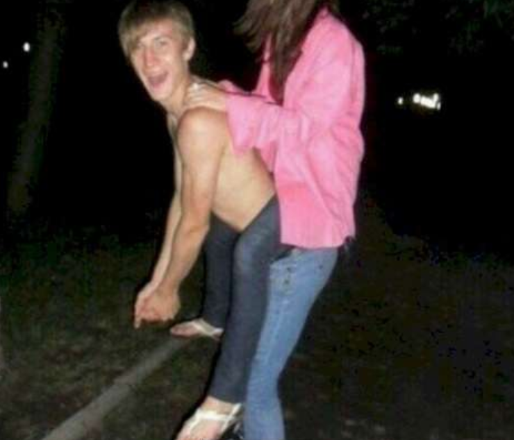 e89ea2e5b995e5bfabe785a7 2017 10 03 e4b88be58d882 25 03 - 15張「拍照前沒注意角度」的爆笑詭異照片，剛好抓到超哭夭的悲劇瞬間！笑到並軌！