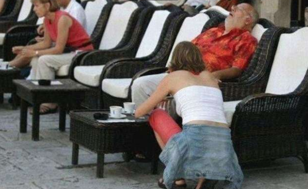 e89ea2e5b995e5bfabe785a7 2017 10 03 e4b88be58d882 26 51 - 15張「拍照前沒注意角度」的爆笑詭異照片，剛好抓到超哭夭的悲劇瞬間！笑到並軌！