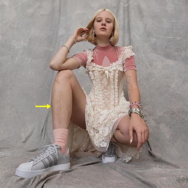 脚の除毛を拒否したモデルに非難と性暴力脅迫か?