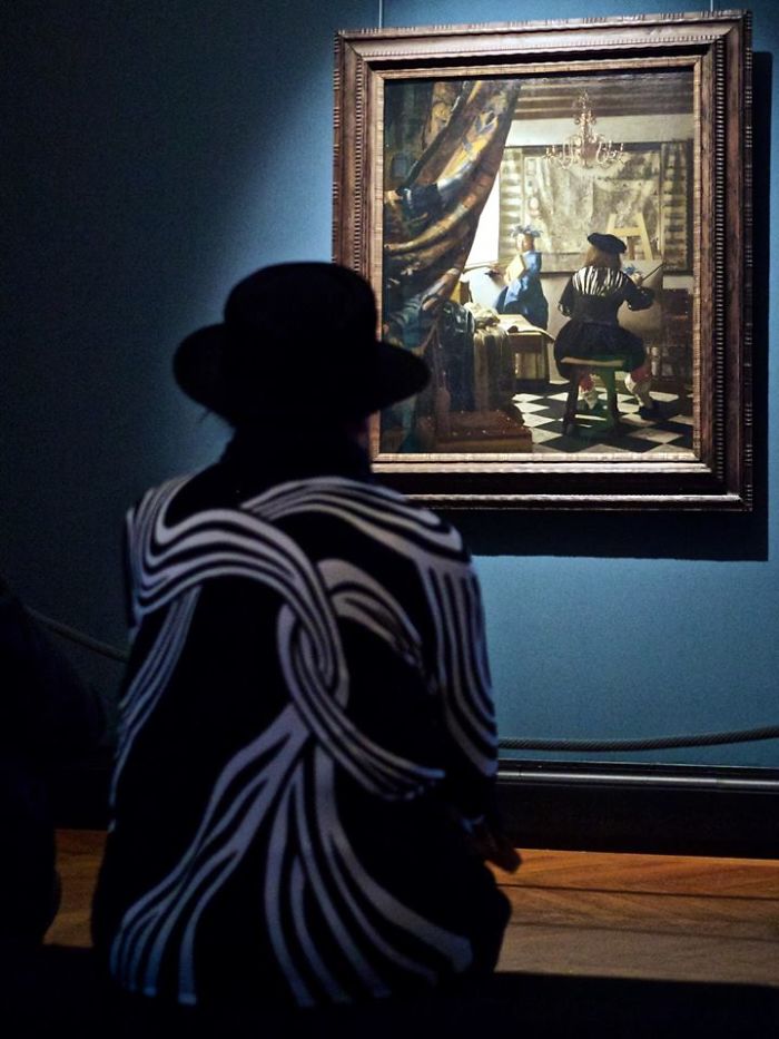 photographer-goes-through-the-museums-to-capture-the-similarities-between-the-paintings-and-the-visitors-and-the-result-will-impress-you-59e6faa4a99f7__700