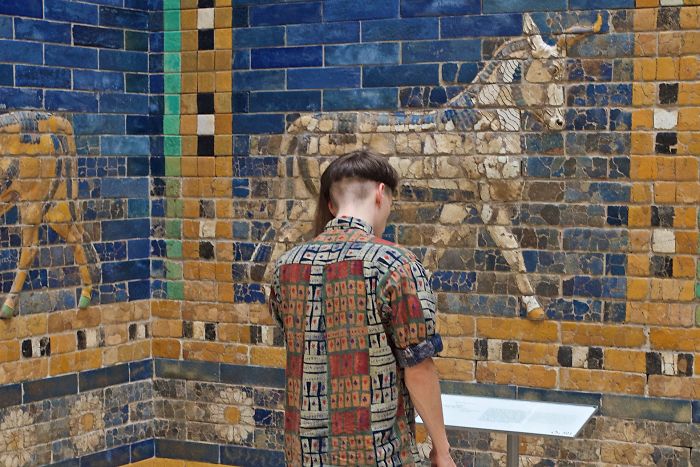 photographer-goes-through-the-museums-to-capture-the-similarities-between-the-paintings-and-the-visitors-and-the-result-will-impress-you-59e6fabf09035__700