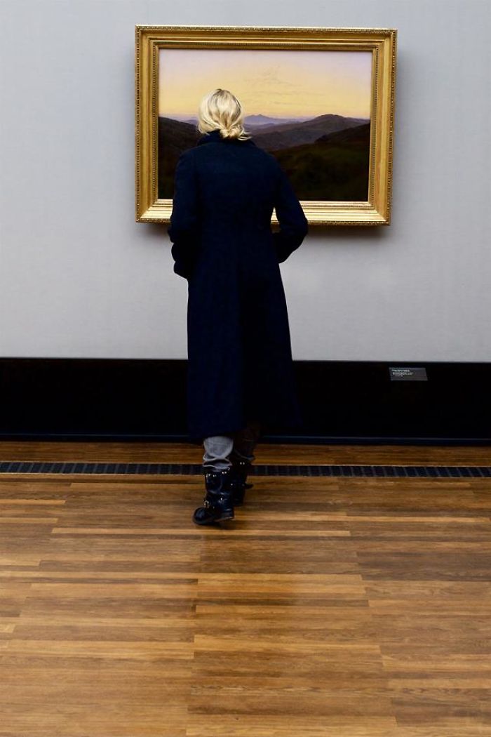 photographer-goes-through-the-museums-to-capture-the-similarities-between-the-paintings-and-the-visitors-and-the-result-will-impress-you-59e6fafacd585__700