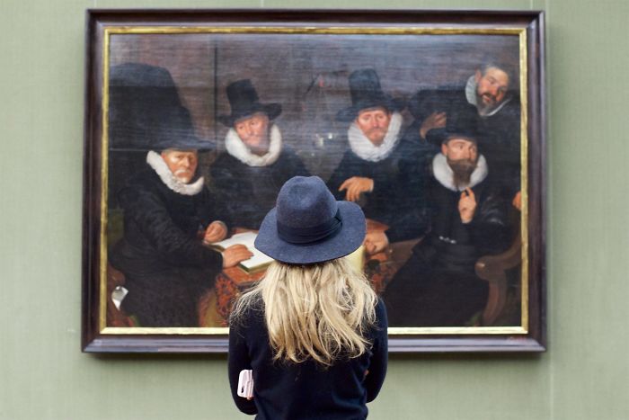 photographer-goes-through-the-museums-to-capture-the-similarities-between-the-paintings-and-the-visitors-and-the-result-will-impress-you-59e6fafd2e309__700