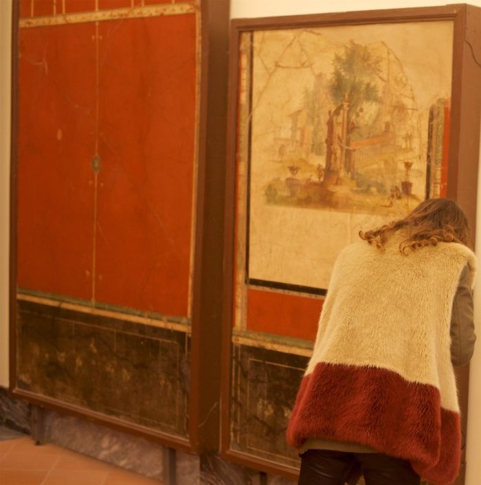 photographer-goes-through-the-museums-to-capture-the-similarities-between-the-paintings-and-the-visitors-and-the-result-will-impress-you-59e6fb374243e__700