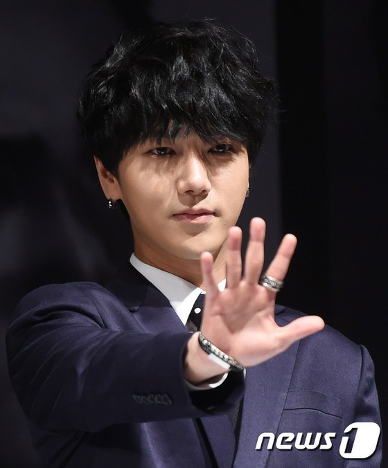 »ó³²ÀÚ·Î µ¹¾Æ¿Ô¾î¿ä! ½´ÆÛÁÖ´Ï¾î ¿¹¼ºÀÌ15ÀÏ ¿ÀÈÄ ¼­¿ï SMÅ¸¿î ÄÚ¿¢½º ¾ÆÆ¼¿ò¿¡¼­ ½ºÆä¼È ¾Ù¹ü 'µ¥ºô¡®(Devil) ¹ß¸Å ±â³ä ±âÀÚÈ¸°ßÀ» ¿­°í Æ÷Áî¸¦ ÃëÇÏ°í ÀÖ´Ù. ÀÌ¹ø ¾Ù¹ü¿¡´Â Å¸ÀÌÆ²°î 'µ¥ºô'À» ºñ·ÔÇØ ´í½º, ¹ß¶óµå, ÆË µî ´Ù¾çÇÑ Àå¸£ÀÇ ÃÑ 10°îÀÌ ¼ö·ÏµÅ ÀÖ´Ù. ÇÑÆí ¿ÃÇØ·Î µ¥ºß 10ÁÖ³âÀ» ¸ÂÀº ½´ÆÛÁÖ´Ï¾î(±ÔÇö, ÀÌÆ¯, ÈñÃ¶, ÇÑ°æ, ¿¹¼º, °­ÀÎ, ½Åµ¿, ¼º¹Î, ÀºÇõ, µ¿ÇØ, ½Ã¿ø, ·Á¿í, ±â¹ü)´Â Áö³­ 14ÀÏ Å¸ÀÌÆ² °î 'Devil(µ¥ºô)'À» Æ÷ÇÔÇÑ ÇÏÀÌ¶óÀÌÆ® ¸Þµé¸® ¿µ»óÀ» °ø°³ÇÏ¸ç ÄÄ¹éÀ» ¾Ë·È´Ù.