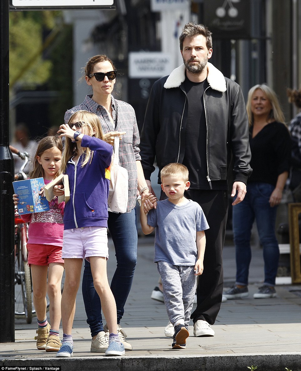 3416bb2300000578-0-fun_in_the_sun_jennifer_garner_ben_affleck_and_their_children_ha-a-21_1463071982086