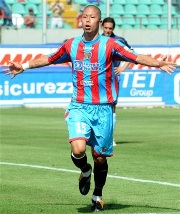Catania's Takayuki Morimoto, of Japan, celebrates scoring during the Italian Serie A soccer match against Napoli in Catania, southern Italy, Sunday, May 24, 2009. (AP Photo/Francesco Pecoraro)