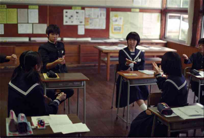 playing_janken_-_school_in_japan
