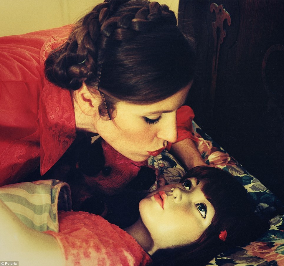 article-2635196-1e130b8e00000578-198_964x903