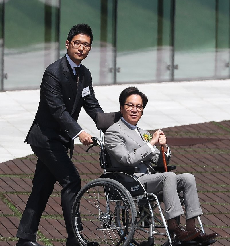 휠체어에 앉아 있는 CJ 이재현 회장의 모습, 출처 : 연합뉴스