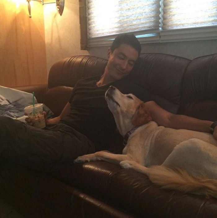 반려견 망고와 즐거운 시간을 보내고 있는 다니엘 헤니 / Instagram 'danielhenneyofficial'