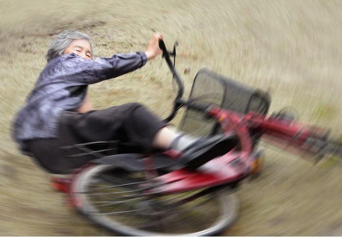 funny-self-portraits-kimiko-nishimoto-89-year-old-1-5a0a9dfb43ec7__700