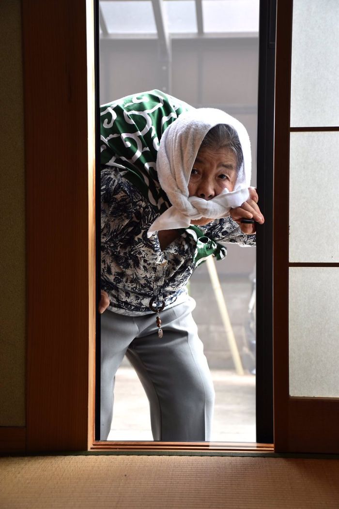 funny-self-portraits-kimiko-nishimoto-89-year-old-2-5a0a9dfe1dc9d__700