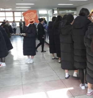 롱패딩 바닥 끌려에 대한 이미지 검색결과