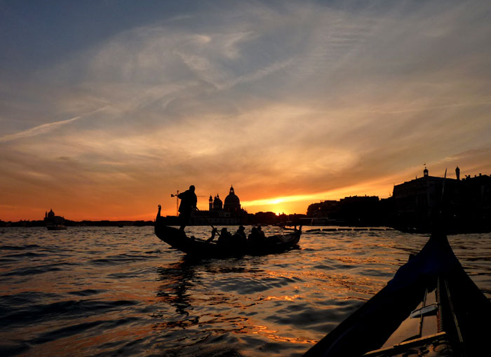 Image result for 夕暮れのベネチアでゴンドラ
