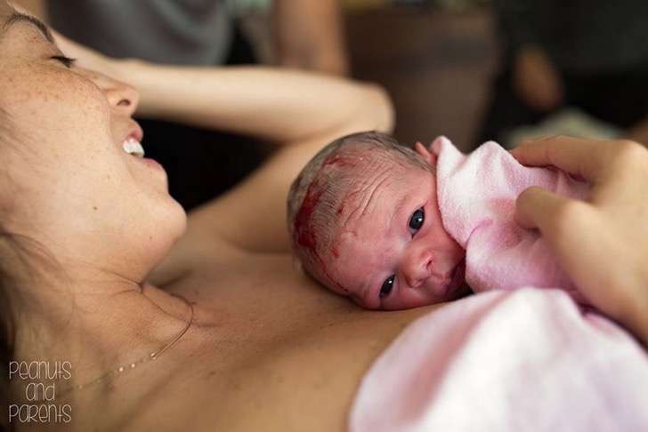 professional-birth-photography-competition-winners-labor-2017-10-58b02ba54febc__880-2