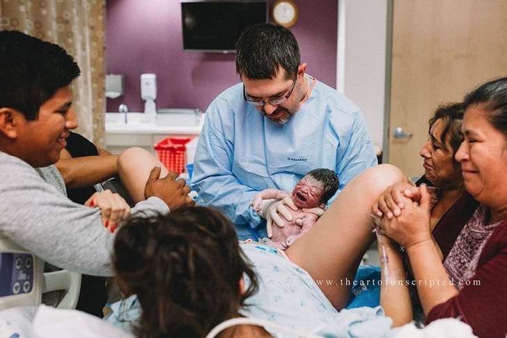 professional-birth-photography-competition-winners-labor-2017-39-58b02bf299e40__880-2