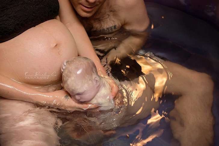 professional-birth-photography-competition-winners-labor-2017-49-58b02c096b35e__880-2