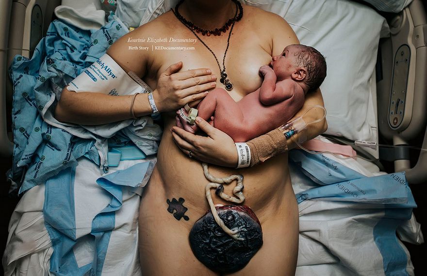 professional birth photography competition winners labor 2017 58 58b02c1e77f40 880 - 2017年度國際生產攝影比賽選出「10張最佳生產瞬間」母親真的很偉大!