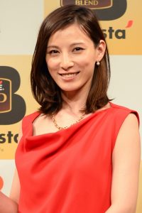 きめ細かい肌に印象的な目元 女性が憧れる 加藤あいのメイク方法を紹介します Hachibachi