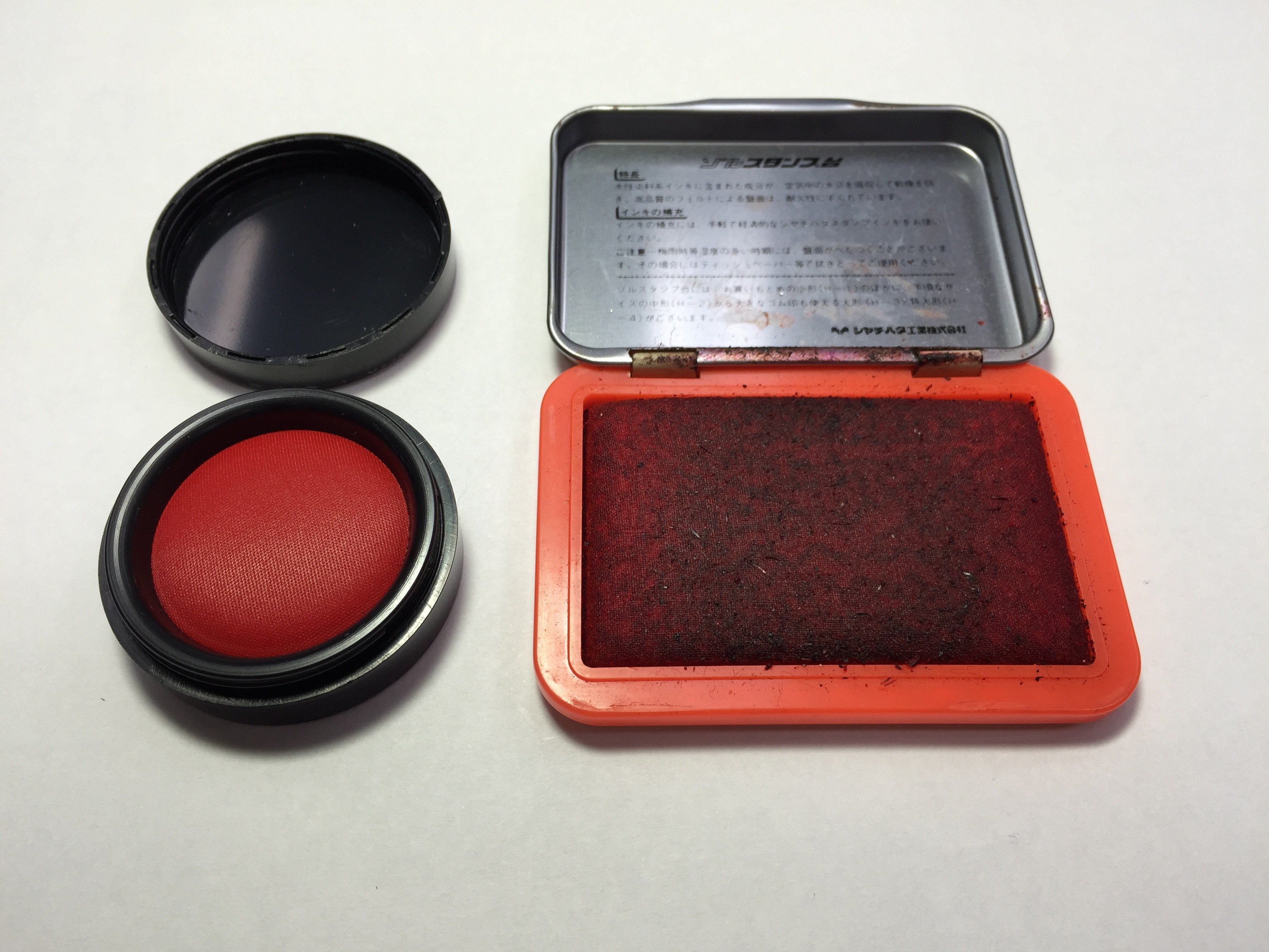 色は同じでも中身が違う！朱肉と赤インクのスタンプ台の違い Hachibachi