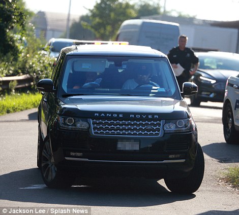 377e102400000578-3753208-all_is_well_leonardo_was_able_to_drive_off_in_his_range_rover_wi-a-93_1471883124920