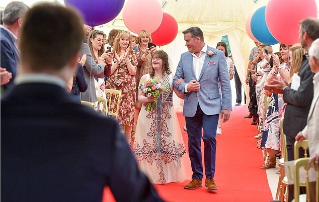 3bb54cfd00000578-4075076-polly_wore_a_white_gown_patterned_with_lilac_detailing_along_wit-a-2_1483218759265