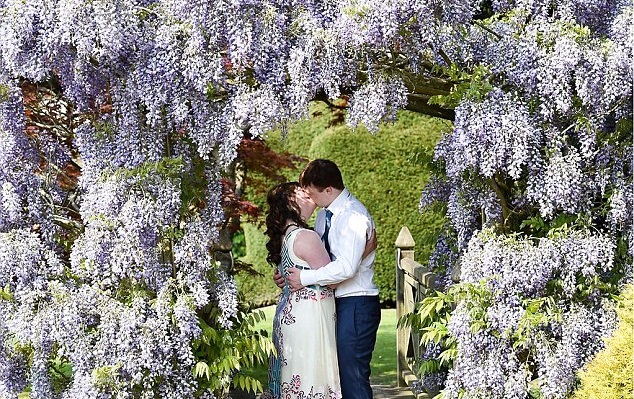 3bb54d3200000578-4075076-the_newlyweds_enjoyed_a_kiss_after_exchanging_rings_made_from_vi-a-3_1483218759320