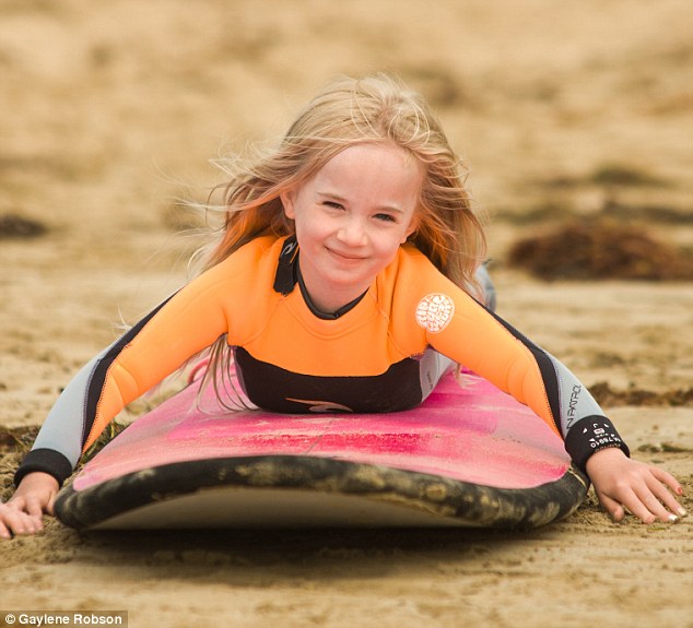 Pós-cirurgia: Stella está de volta ao seu eu borbulhante e tem visão perfeita sem cicatrizes visíveis no olho