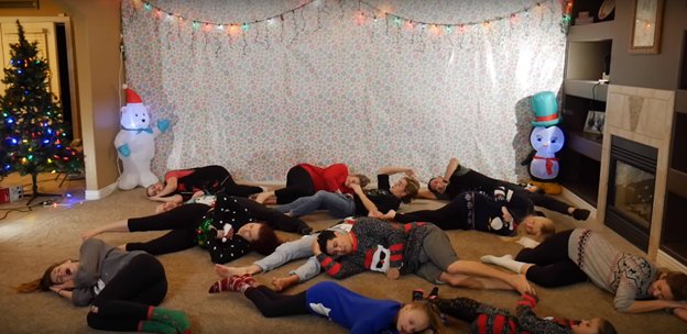 img 5a2d1a796b0c0 - O vídeo anual de dança de natal de 8 irmãos está fora e desta vez ele está iluminando a Internet