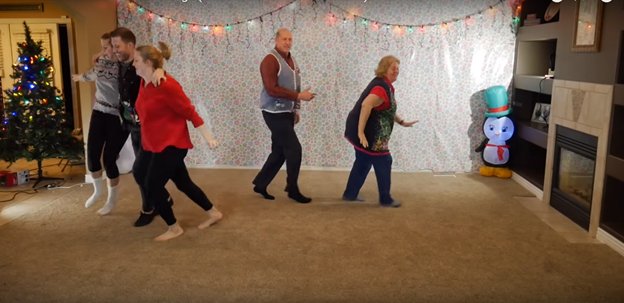 img 5a2d1b0dd66b6 - O vídeo anual de dança de natal de 8 irmãos está fora e desta vez ele está iluminando a Internet