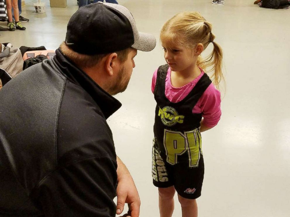 FOTO: Ruby Lewis, 5, é fotografada aqui antes de uma partida de luta livre nesta foto de família.