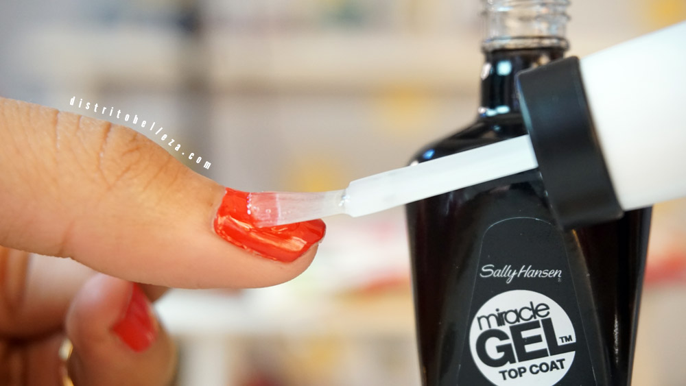esmalte-sally-hansen-miracle-gel-aplicacion