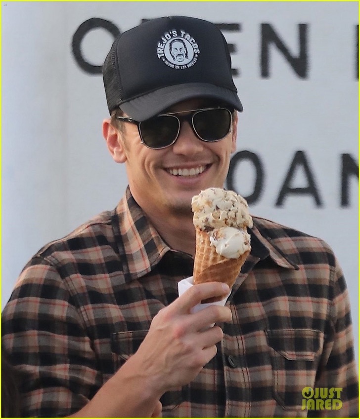 james-franco-girlfriend-isabel-pakzad-share-a-kiss-ice-cream-02