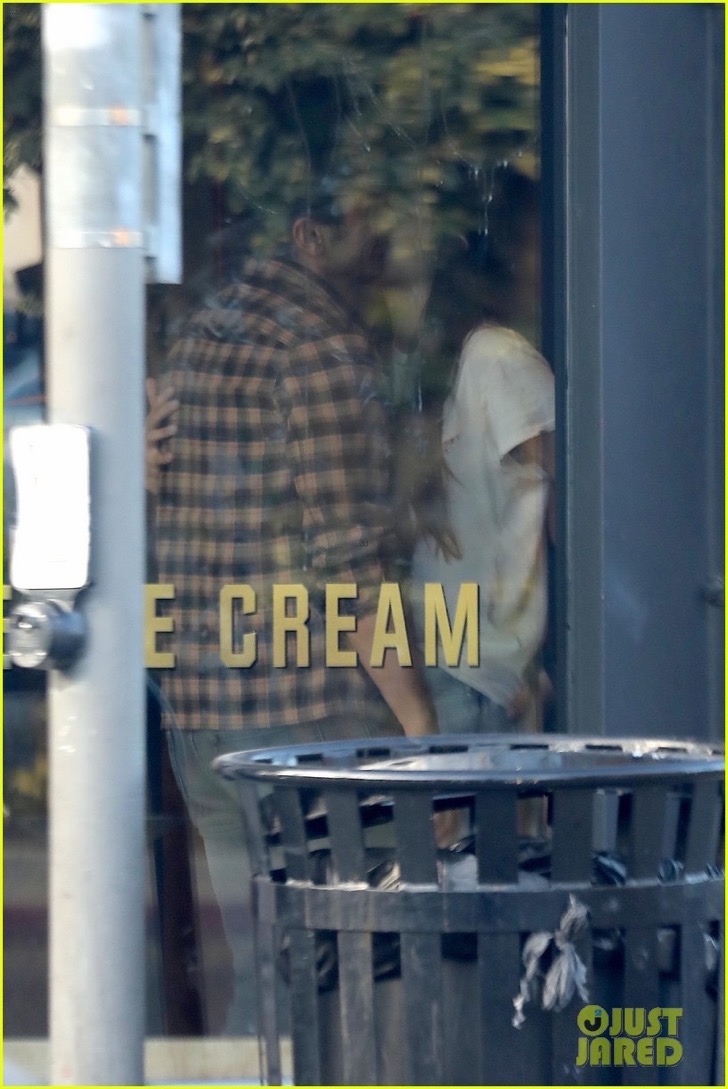 james-franco-girlfriend-isabel-pakzad-share-a-kiss-ice-cream-03