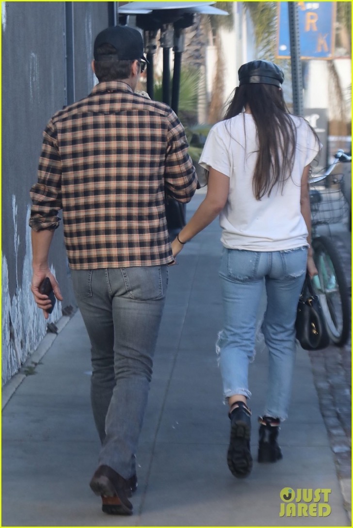 james-franco-girlfriend-isabel-pakzad-share-a-kiss-ice-cream-04