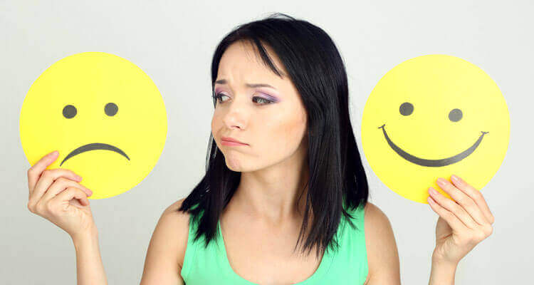 mulher-com-emoticon-triste-e-emoticon-alegre