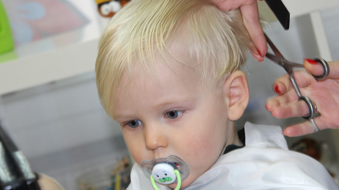 Image result for 子どもの髪の毛を切る　椅子